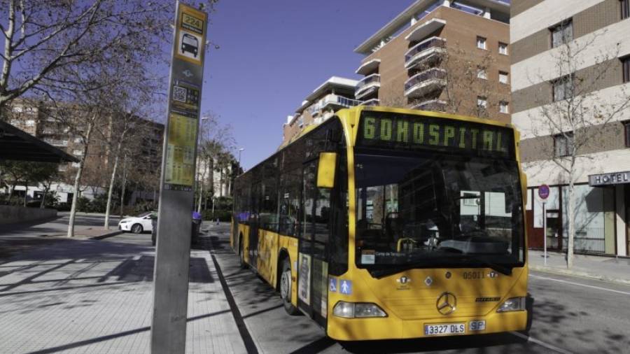 Una de las seis nuevas paradas de la Línea 60 en la calle Jaume Vidal i Alcover, en Mas Iglesias. Foto: Alba Mariné