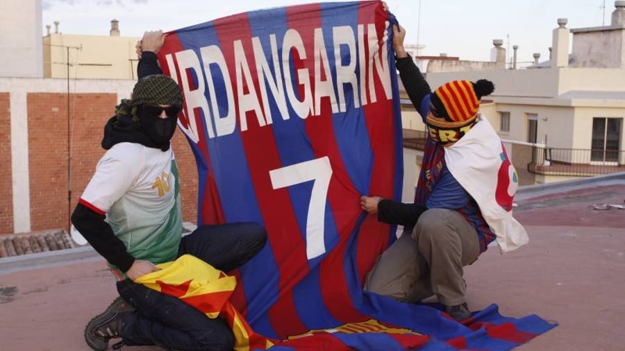 El Komando Avellana exhibe la gran camiseta de Urdangarín en un tejado de Reus, en una imagen de 2011. Foto: pere ferré/DT