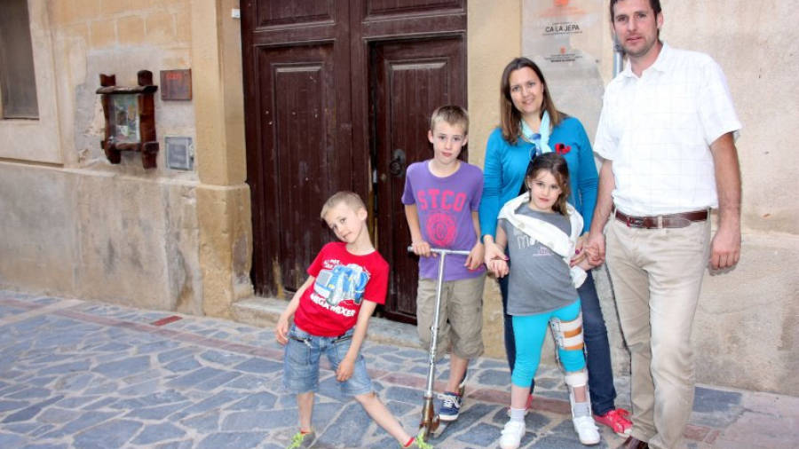 L'Eva Salvadó i l'Isaac Fibla amb els seus tres fills, el Roger, el Guillem i la Núria, a la porta de l'alberg Ca la Jepa que gestionen a Prat de Comte. Foto: ACN