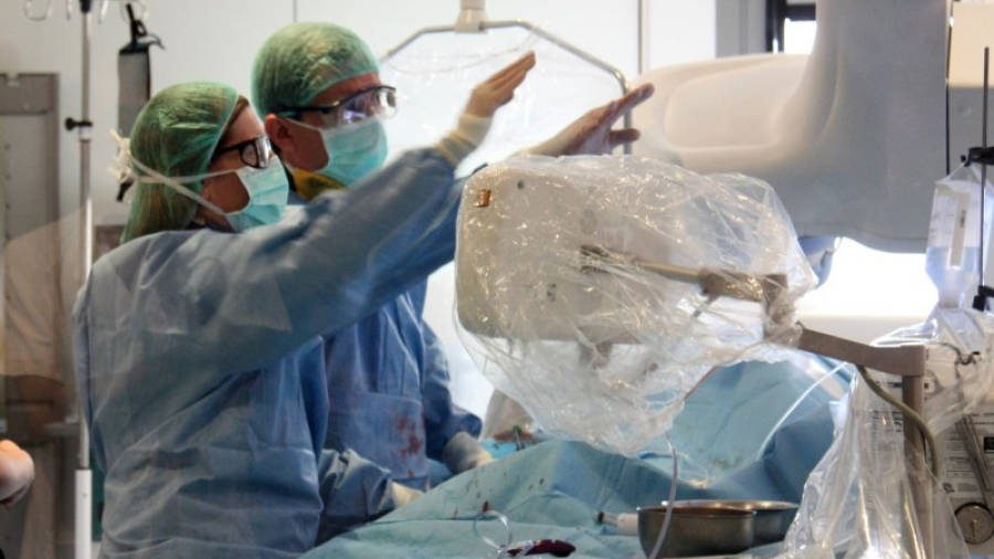 L'equip de la unitat d'hemodinàmica del Joan XXIII de Tarragona, fent una angioplàstia primària a una pacient infartada. Foto: ACN