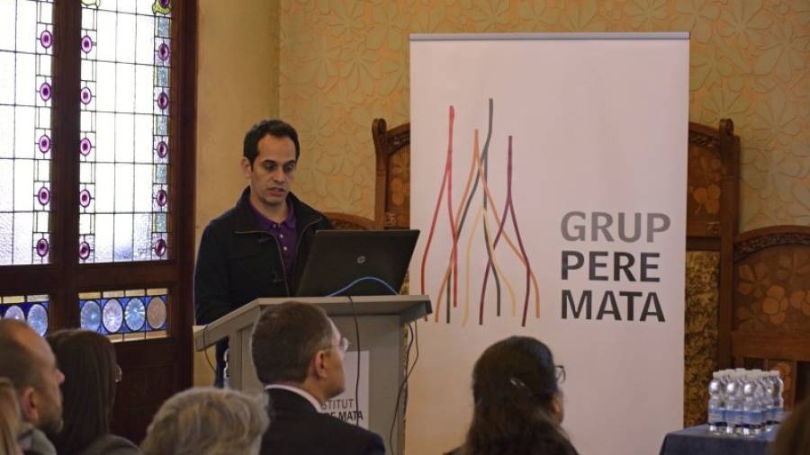 El guanyador de dos dels premis, Esteban Sepúlveda durant al presentació del seu treball guanyador sobre el delírium. Foto: Cedida