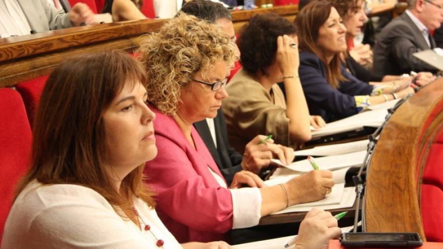 Núria Ventura (en primer plano) y Marina Geli (a su lado) mantendrán los escaños en el Parlament pese a haberse sumado a otro partido. Así lo acordaron con la dirección del PSC. Foto: ACN