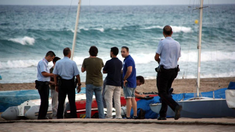 Els Mossos d'Esquadra i les autoritats judicials custodien el cos sense vida de l'home ofegat a la platja de la Móra on han intentat reanimar-lo. Foto: ACN