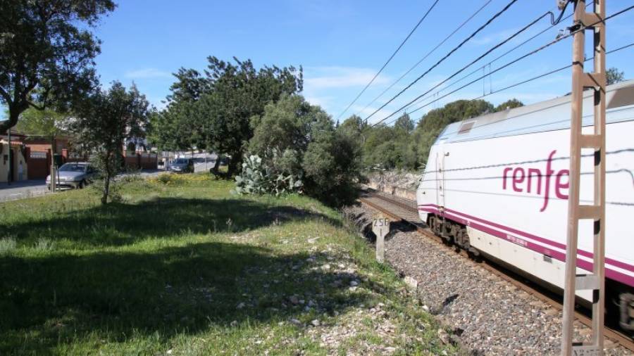 La calle Avellaners, en el barrio de La Llosa de Cambrils, es el único tramo de trazado ferroviario de la ciudad que carece de valla. Foto: Alba Mariné