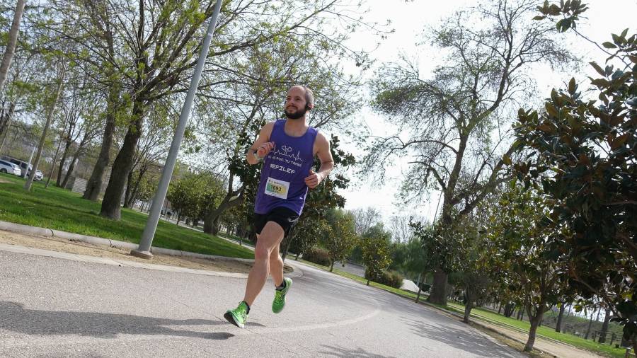 Dani Jiménez, entrenando en el Parc del Francolí con la camiseta ‘Si jo puc, tu pots’ #Epilep con la que correrá este domingo. FOTO: FABIÁNA CIDRES