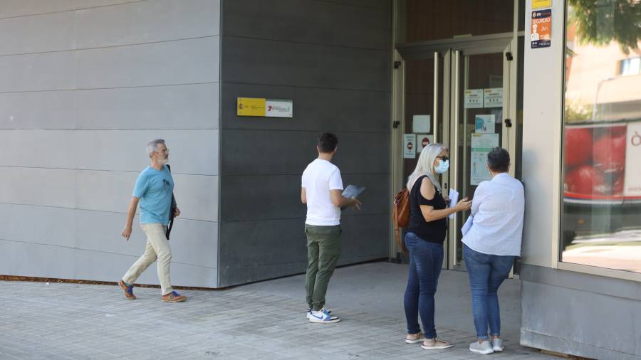 Entrada al edificio de la Seguridad Social de Reus, ayer por la mañana. FOTO: ALBA MARINÉ