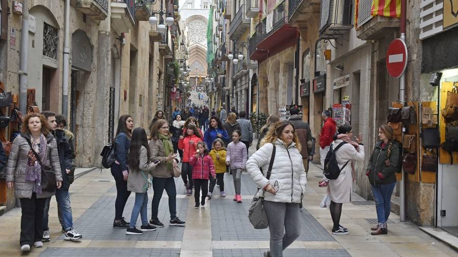 Gente paseando por la calle Major de Tarragona, una de las más visitadas estas vacaciones. FOTO: Alfredo Gonzalez