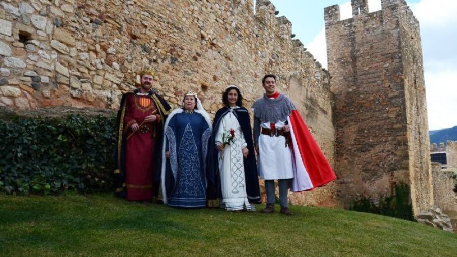 El Rei, la Reina, la Princesa i el Sant Jordi d\'enguany al Foradot, a la muralla de Montblanc. Foto: Montse Plana