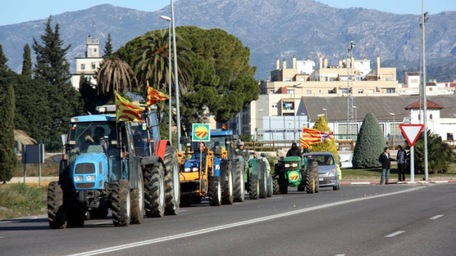 Alguns dels tractors que van participar en la protesta convocada pels sindicats a Tortosa el passat 17 de gener. Foto: ACN