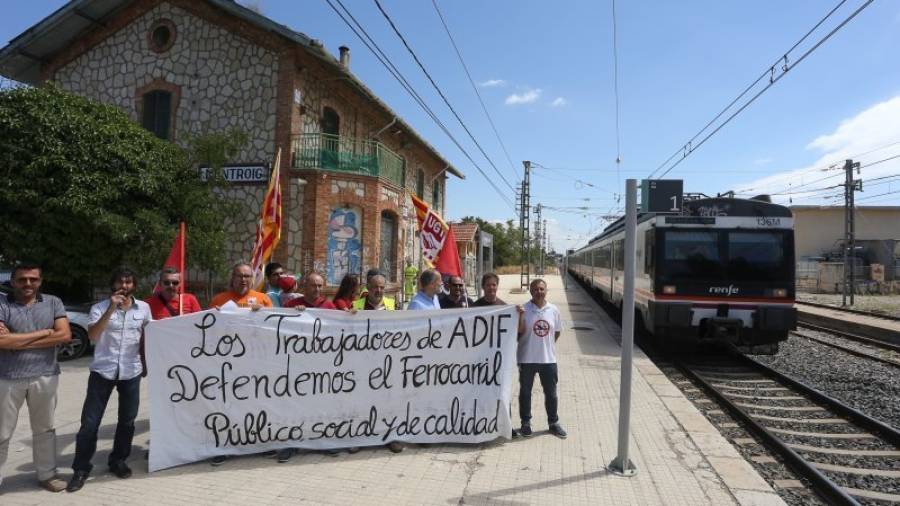 Representantes de los trabajadores de Adif, acompañados de políticos del territorio, durante una protesta en Mont-roig en julio. Foto: Alba Mariné