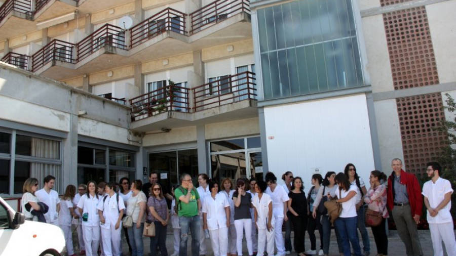Una quarantena de treballadors i treballadores de la residència Alt Camp de Valls, concentrats davant la façana principal del centre. Foto: ACN