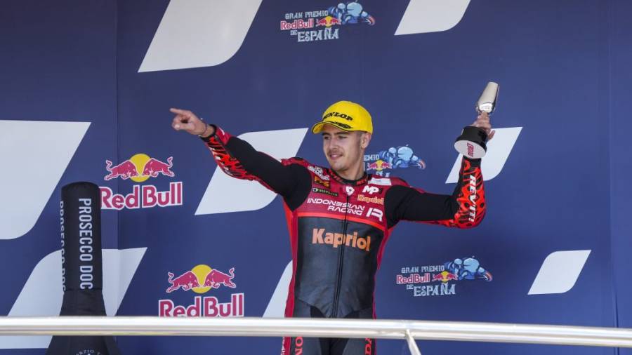 Alcoba, celebrando en el podio tras ser tercero en el Gran Premio de España. FOTO: GRESINI RACING