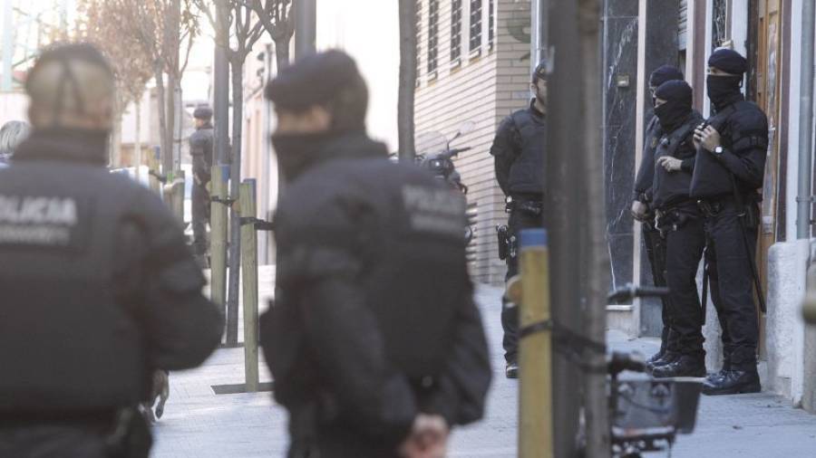 Els Mossos d'Esquadra davant l'Ateneu Llibertari de Sants, on s'ha dut a terme part de l'operació. Foto: EFE