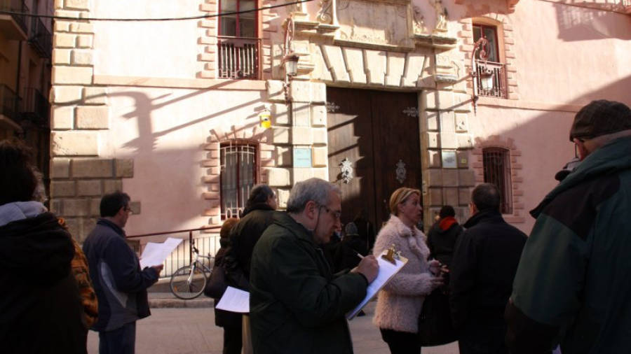 Un home omplint el formulari d'atoinculpació davant del jutjat de Tortosa. Foto: ACN