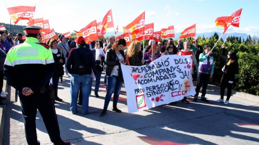 Concentració reclamant la readmissió dels sindicalistes acomiadats de Padesa. Foto: ACN