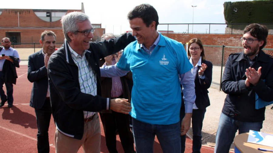 Pedro Sánchez, secretari general del PSOE, lluint la samarreta dels voluntaris dels Jocs del Mediterrani 2017 amb l'alcalde de Tarragona, Josep Fèlix Ballesteros. Foto: ACN