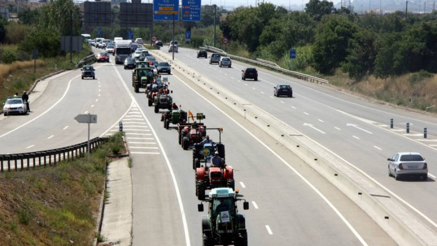 Pla general de la marxa de tractors circulant per la C-14 a Reus el 13 d'agost del 2016.