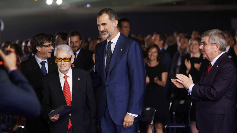  El rey Felipe VI, el presidente de la Generalitat, Carles Puigdemont y el presidente del Comit&eacute; Ol&iacute;mpico Internacional, Thomas Bach. FOTO: EFE
