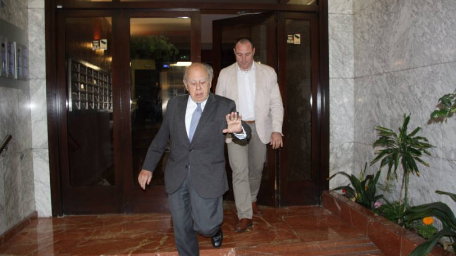 L'expresident Jordi Pujol sortint del seu despatx a Barcelona després de l'escorcoll aquest 26 d'abril del 2017. ACN