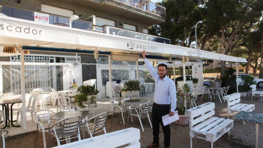 El gerente del restaurante asegura que la estructura de metal de su terraza es desmontable. Foto: Alba Mariné