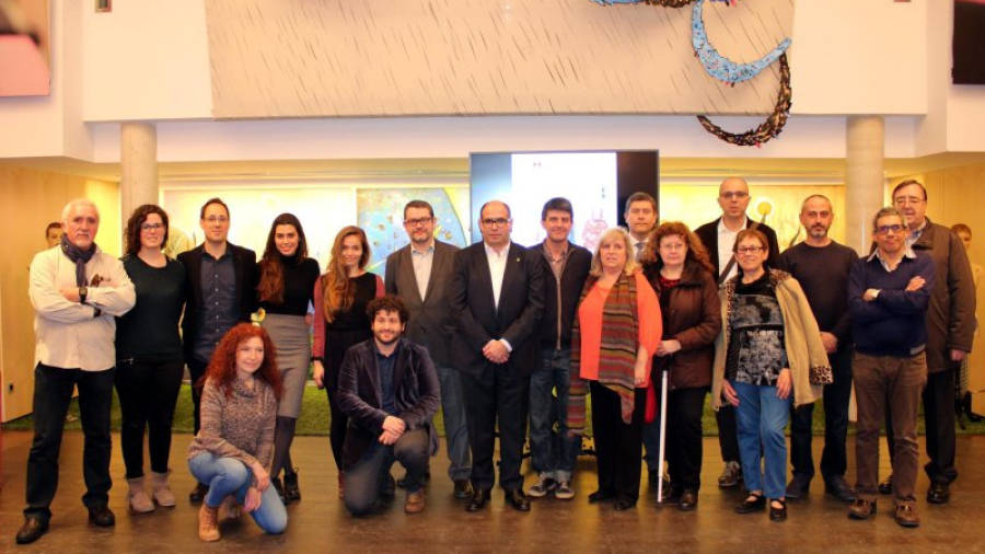 Fotografia de família de la presentació de la temporada de teatres de Tarragona que va del març al juny del 2016, amb el regidor de Cultura, Josep Maria Prats, al mig. Foto: ACN