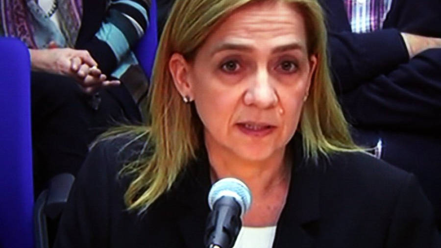 Imatge, a través d'una pantalla de televisió, de la infanta Cristina declarant com a acusada al judici del 'cas Nóos'