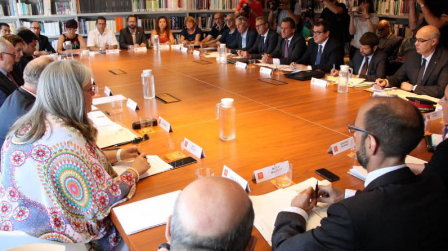 Imatge general de la reunió a la seu del Síndic de Greuges, amb el conseller d'Interior, Jordi Jané, l'alcaldessa de Barcelona, Ada Colau, i el subdelegat del govern espanyol a Barcelona, Emilio Ablanedo. Foto: ACN