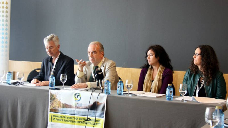 D'esquerra a dreta, el subdirector de l'ICRA, Sergi Sabater, el director, Damià Barceló, i les investigadores Sara Rodríguez i Diana Álvarez. Foto: ACN
