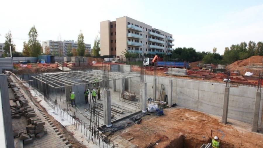 Imagen de archivo de la construcción de un edificio de viviendas en Salou. Foto: Alba Mariné/DT
