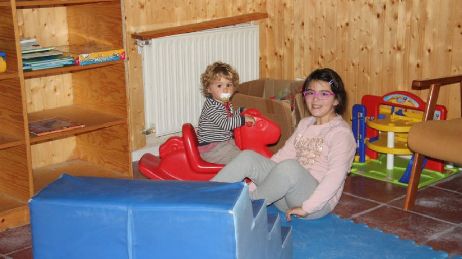 Dos nens de la família resident a Sant Llorenç d'Hortons (Alt Penedès) que ha visitat l'alberg de Prat de Comte (Terra Alta). Foto: ACN