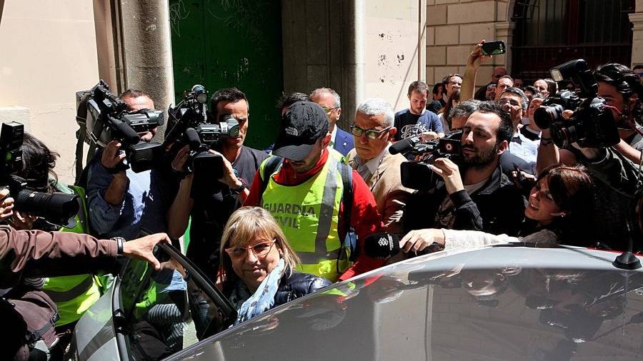 Teresa Gomis sortint per la porta del darrere de l'Ajuntament i entrant en un vehicle policial. Foto: Alba Mariné