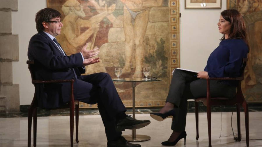 El presidente entrevistado por una periodista de d'Al Jazeera. Foto: ACN