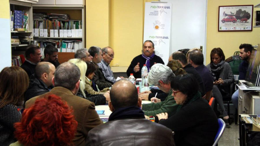 Imatge de la reunió amb membres de la Coordinadora d'Entitats de Tarragona, partits polítics i sindicats, aquest divendres a Tarragona, per defensar les 24 hores d'hemodinàmica. Foto: ACN
