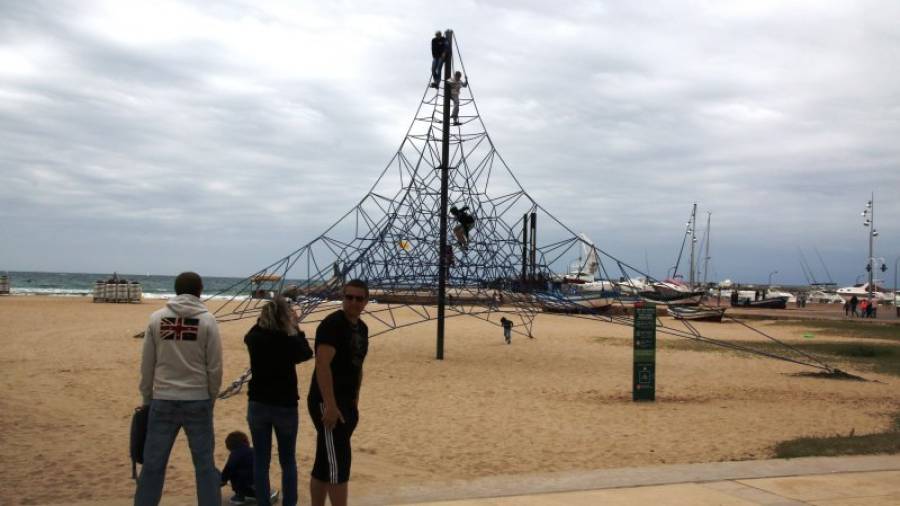 La pirámide de cuerda tiene 9,5 metros de altura. En la imagen pequeña, cedida por Marina Ávila, se ve la ambulancia que atendió el menor. Foto: a.m.