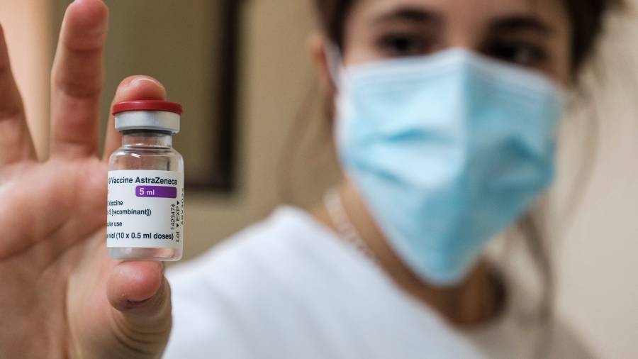 Sanidad propone a las comunidades vacunar con AstraZeneca solo a mayores de 60. Foto: EFE