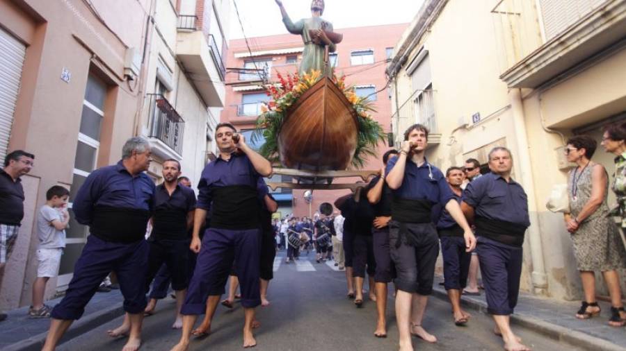 El acto más emotivo para los ´serrallencs´ es la procesión por las calles del barrio marinero. Foto: A. Mariné