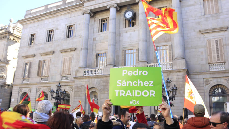 Simpatizantes de Vox se manifestaron ayer en Barcelona bajo el lema ‘España Existe’, entre otros. ANC