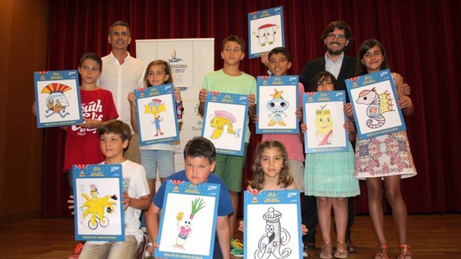 El coordinador general de los Juegos Mediterráneos, Javier Villamayor, junto a nueve de los finalistas y los diez dibujos seleccionados. FOto: Cedida