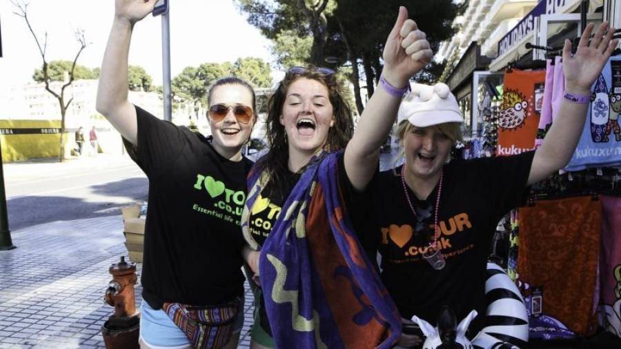 Tres jóvenes británicas participantes en la última edición del Saloufest, en el avenida Carles Buïgas de Salou. Foto: Alba Mariné