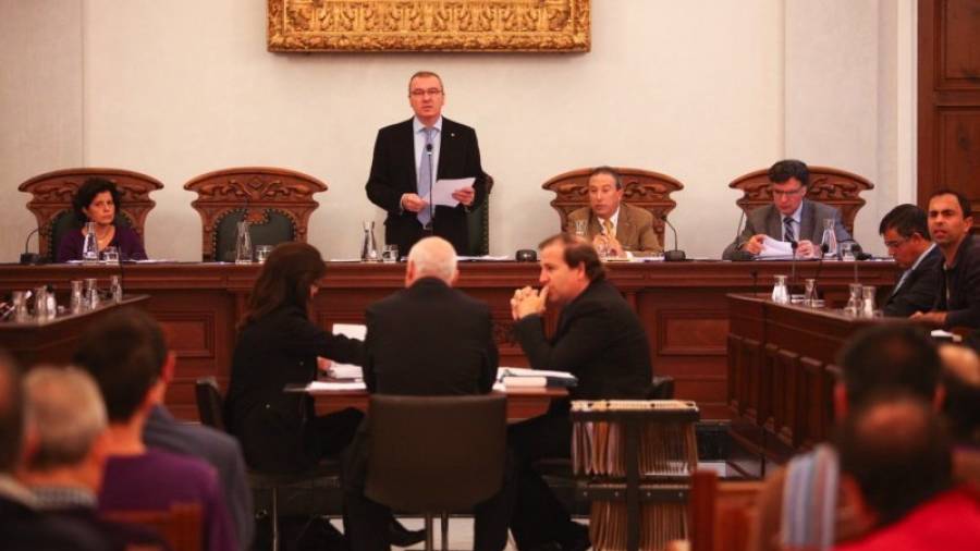 Imagen del pleno de noviembre con el interventor, Baldomero Rovira, en primer plano (derecha). Foto: A. Mariné/DT