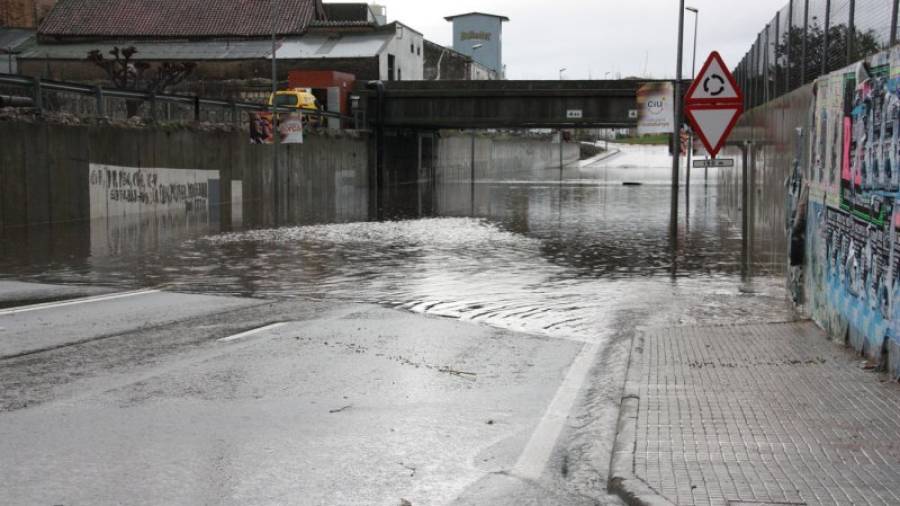 Un cotxe atrapat a la C-12 al seu pas per Tortosa a causa de les inundacions, el novembre del 2011. Foto: ACN