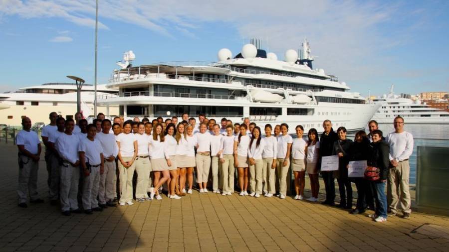 Los representantes de las asociaciones, la tripulación del Katara, el Capitán Nielsen y el General Manager de Port Tarraco. Foto: Cedida