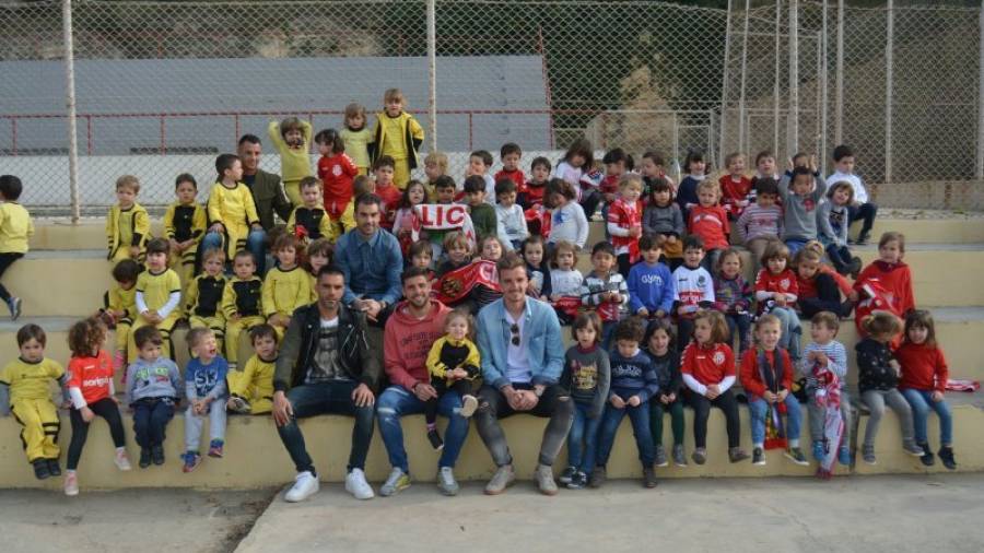 Imagen de los jugadores grana ayer con los jóvenes alumnos de la escuela tarraconense. Foto: Gimnàstic de Tarragona