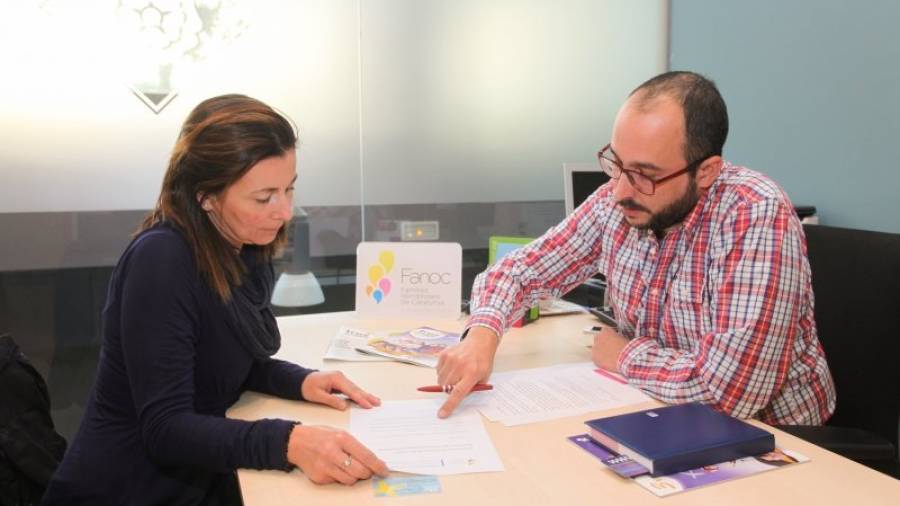 Pere Aluja y Elisa Boza, en la nueva oficina de la asociación, en el Centre Cívic del Carme.Foto: Alba Mariné