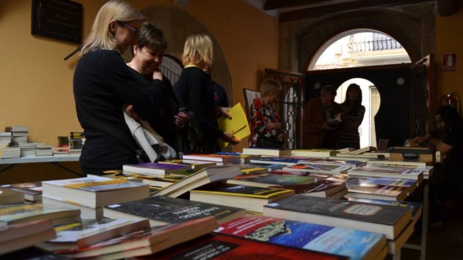 El pati de l\'antic Hospital va acollir dissabte el mercat de novel·la negra. Foto: Montse Plana
