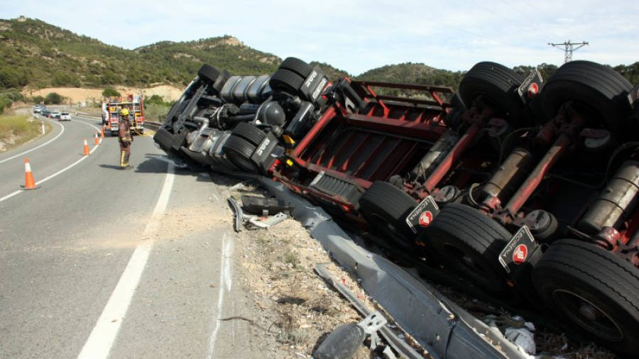 El camió accidentat a la cuneta de la carretera N-420 mentre agents dels Mossos d'Esquadra controlen el trànsit. Imatge del 18 de setembre. Foto: Anna Ferràs / ACN