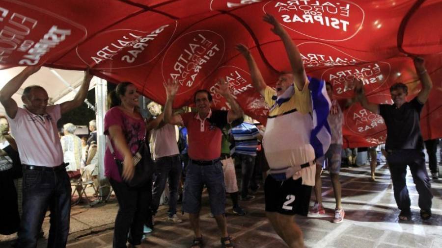 Seguidores de Syriza celebran en la calle la victoria de su partido al poco de conocerse los resultados de los comicios. Foto: Orestis Panagiotou/EFE