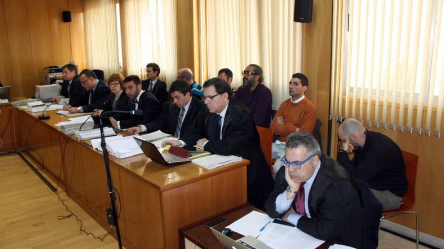 Els acusats, asseguts en segon terme darrere dels seus advocats, aquest dilluns a l'Audiència de Tarragona. Foto: ACN