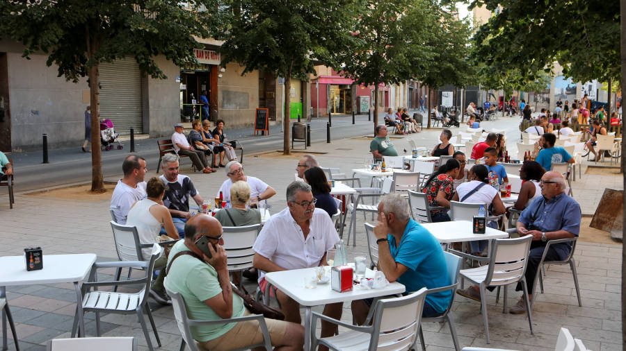 La zona del barrio del Carrilet, es uno de los focos m&aacute;s concentrados de la ciudad en los que a terrazas se refiere. Foto: Alba Marin&eacute;