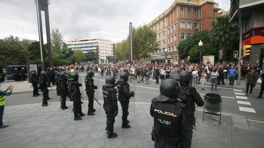 Agentes de la polic&iacute;a nacional forman un cord&oacute;n policial en el exterior del IES Tarragona